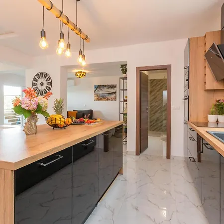 Hébergement de vacances Beautiful In With Wifi, Outdoor Swimming Pool And Jacuzzi *