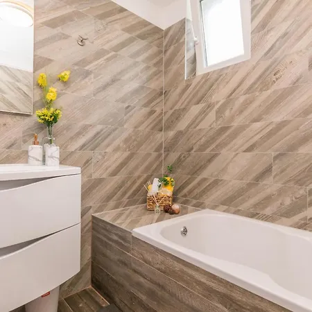 Hébergement de vacances Beautiful In With Wifi, Outdoor Swimming Pool And Jacuzzi *