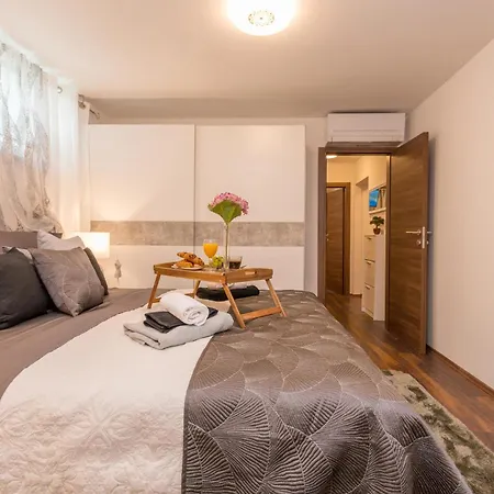 Beautiful In With Wifi, Outdoor Swimming Pool And Jacuzzi *