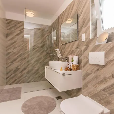 Beautiful In With Wifi, Outdoor Swimming Pool And Jacuzzi * Gorica (Zadar)