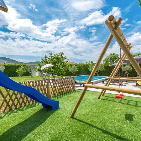 Beautiful In Gorica With Wifi, Outdoor Swimming Pool And Jacuzzi Holiday home