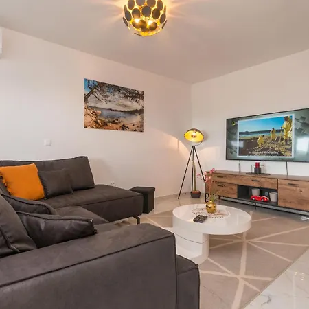 Beautiful In Gorica With Wifi, Outdoor Swimming Pool And Jacuzzi Holiday home *