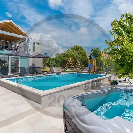 Beautiful In Gorica With Wifi, Outdoor Swimming Pool And Jacuzzi Holiday home Gorica (Zadar)