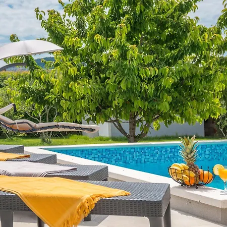 Beautiful In Gorica With Wifi, Outdoor Swimming Pool And Jacuzzi