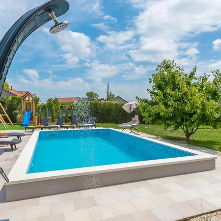 Beautiful In Gorica With Wifi, Outdoor Swimming Pool And Jacuzzi Holiday home