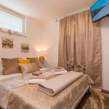 Beautiful In Gorica With Wifi, Outdoor Swimming Pool And Jacuzzi Holiday home