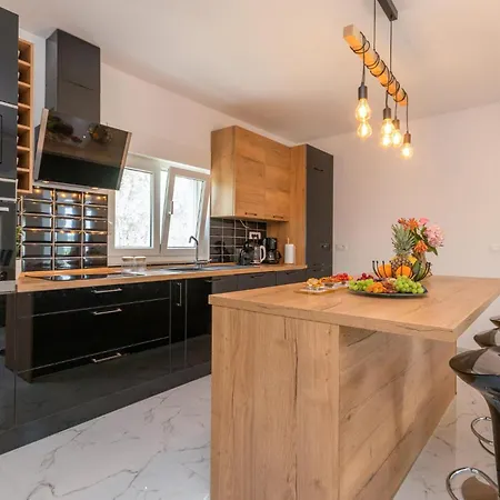 Holiday home Beautiful In Gorica With Wifi, Outdoor Swimming Pool And Jacuzzi *